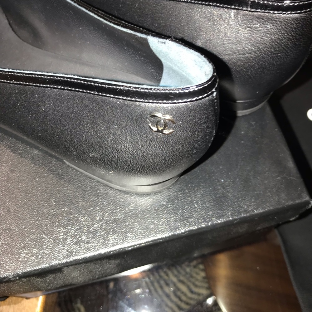 CHANEL LAMBSKIN FLATS . WITH PATENT LEATHER BOW - Picture 4 of 7